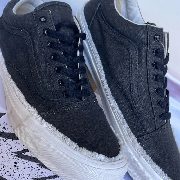 Vans Men’s 0g Old Skool Low
Raw Edge Black
VN0A5FBEBLK
Sneakers - Picture 7 of 16